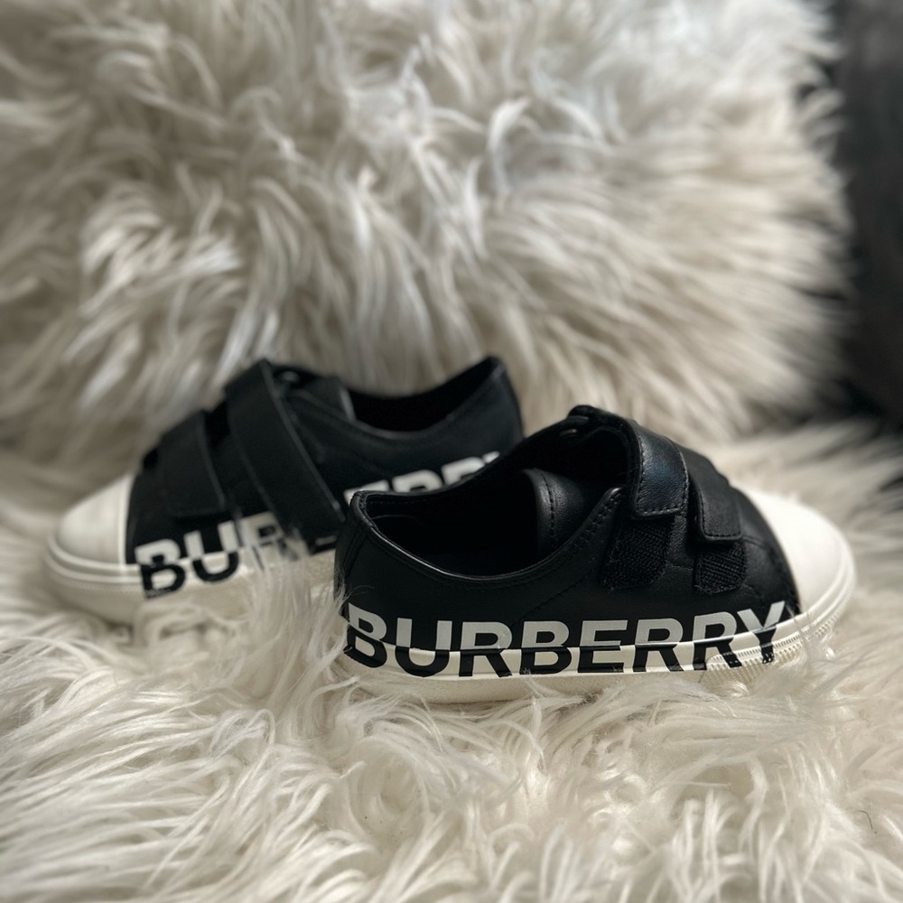 Children Burberry Shoes size 27(10)